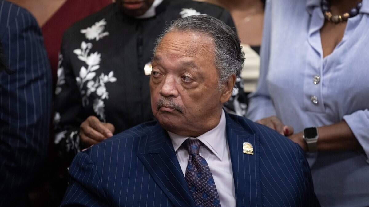 El líder de los derechos civiles, reverendo Jesse Jackson, conversa con invitados durante la convención anual de la National Bar Association el 31 de julio de 2025 en Chicago, Illinois.