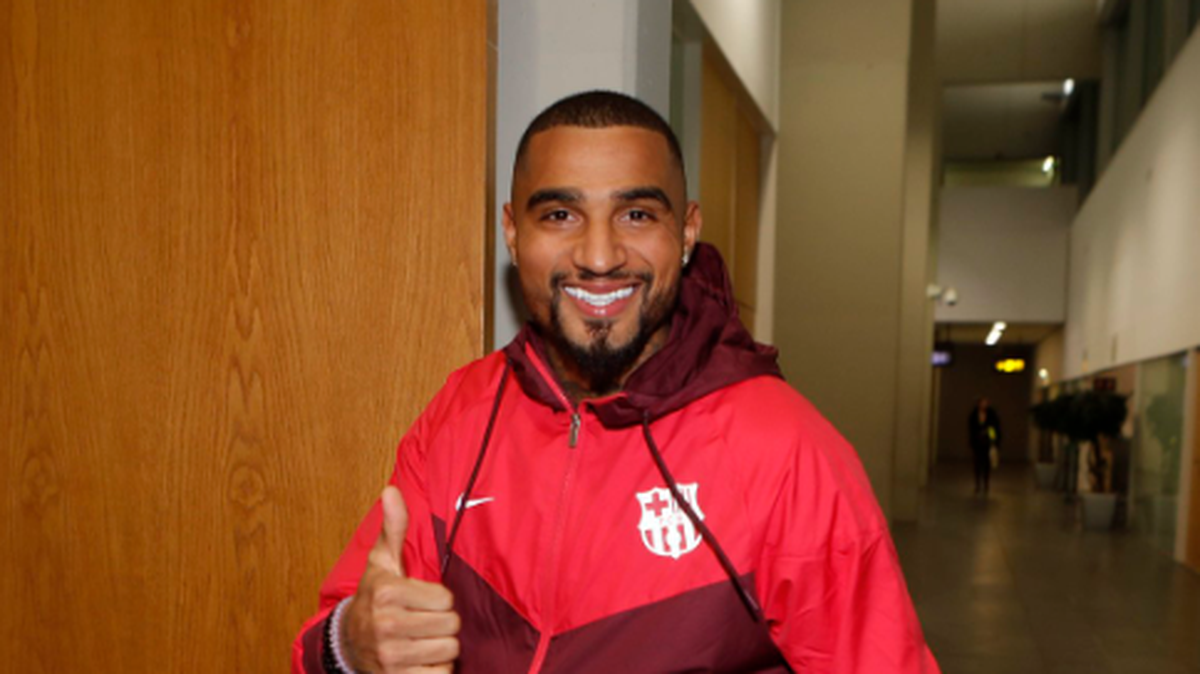 El delantero germano-ghanés Kevin-Prince Boateng es nuevo jugador del Barcelona, después de que la entidad azulgrana haya llegado a un acuerdo con al Sassuolo italiano para la cesión del futbolista hasta el final de temporada.