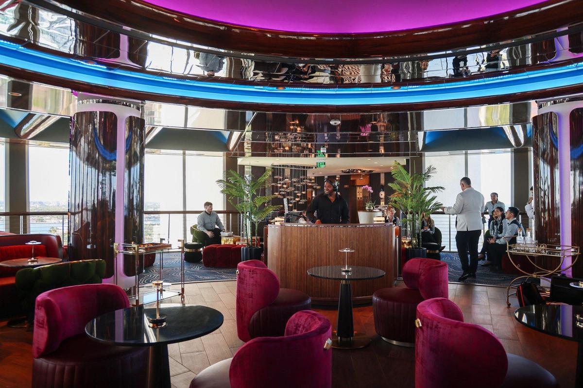 El DJ Memphis, en el centro, se prepara para la gran inauguración del salón Pier Top el 20 de marzo. El espacio recién renovado gira 360 grados en 66 minutos.