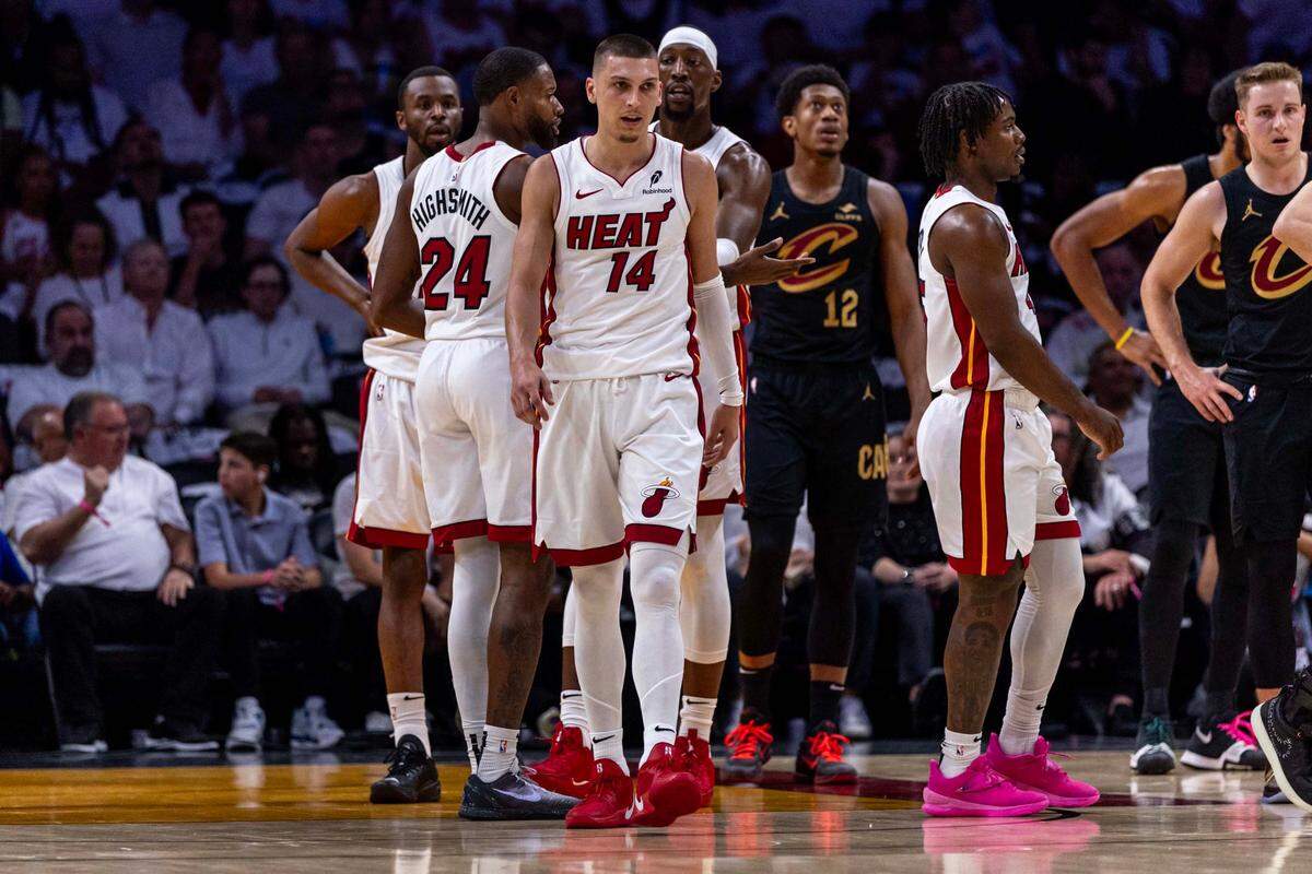 El escolta del Heat Tyler Herro camina después de una jugada contra los Cavaliers de Cleveland, en el cuarto partido de la serie de playoffs celebrado el 28 de abril de 2025 en Miami.