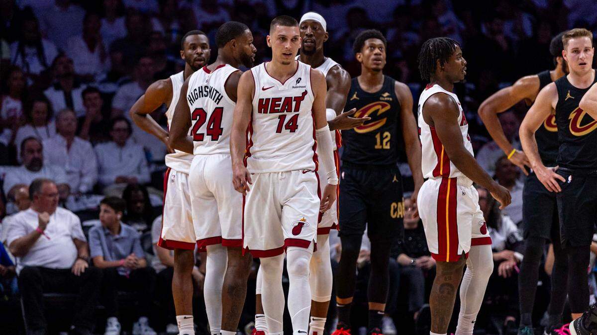 El escolta del Heat Tyler Herro camina después de una jugada contra los Cavaliers de Cleveland, en el cuarto partido de la serie de playoffs celebrado el 28 de abril de 2025 en Miami.