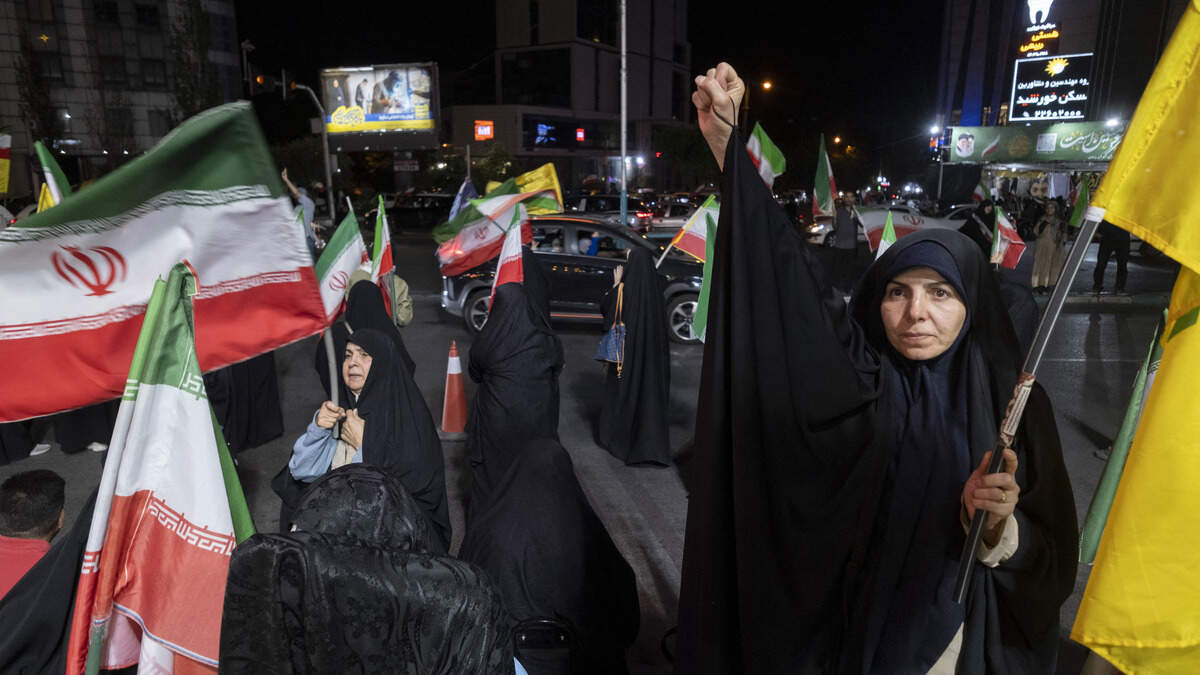 Una simpatizante del gobierno iraní con velo grita consignas durante una manifestación nocturna en el norte de Teherán, Irán, el 8 de junio de 2026.