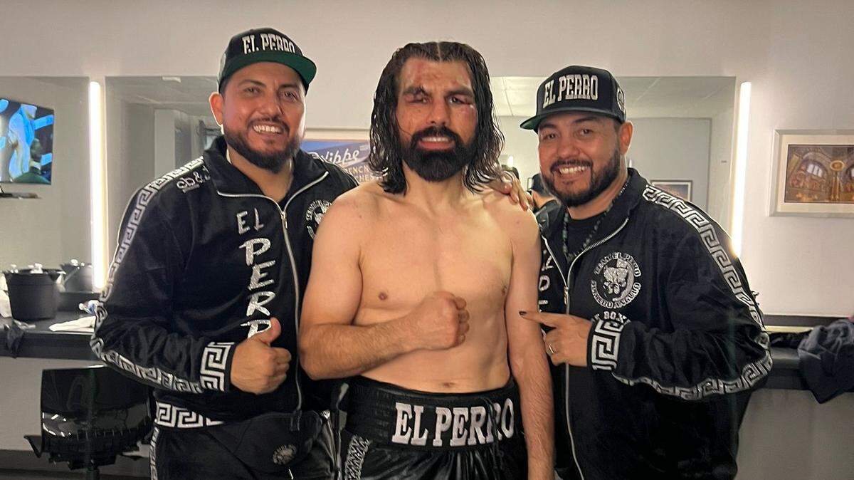 Si Alfredo “El Perro’’ Angulo (centro) se convierte en el primer campeón mexicano de Bare Knuckle Fighting Championship (BKFC), mucho de ese éxito será para los hermanos José y Nacho Saucedo (der.).