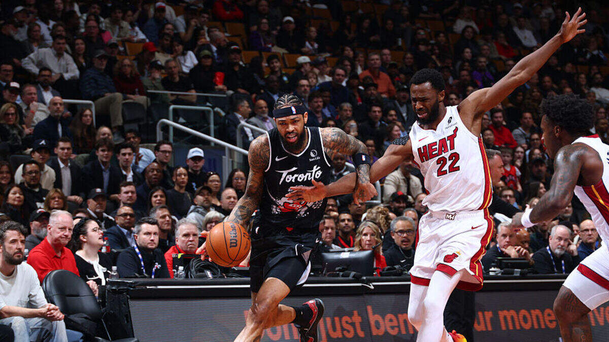El jugador de los Raptors Brandon Ingram (izq.) entra al aro ante la marca de Andrew Wiggins, del Heat de Miami, en el partido de la NBA celebrado el 9 de abril de 2026 en Toronto.