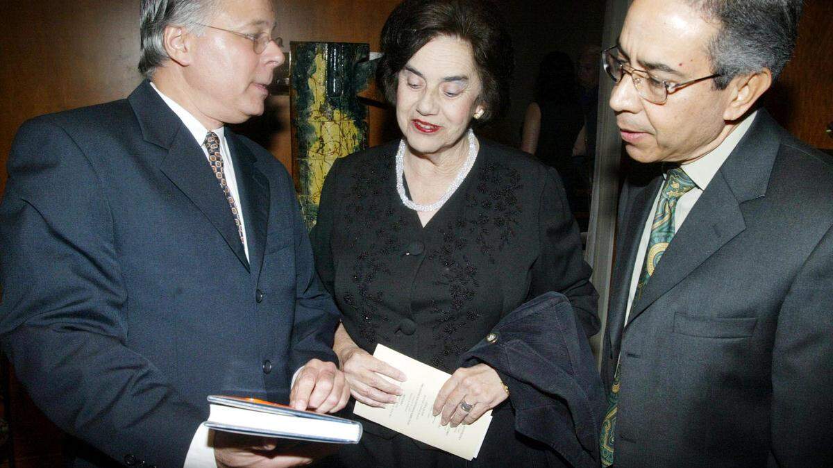 La doctora Rosa Leonor Whitmarsh con Manuel Benítez y Roberto Guzmán en un evento dedicado a Eugenio María de Hostos en el Koubek Center en Miami. La profesora e intelectual cubana falleció en Miami a los 93 años el 18 de octubre.