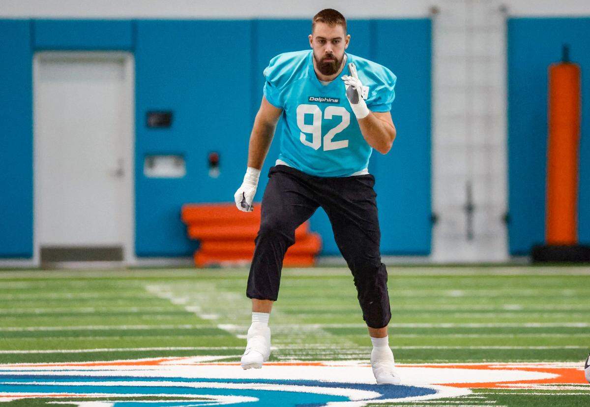 El defensive end de los Dolphins Zach Sieler calienta en un entrenamiento con el equipo celebrado el 24 de julio de 2025 en Miami Gardens, Florida.