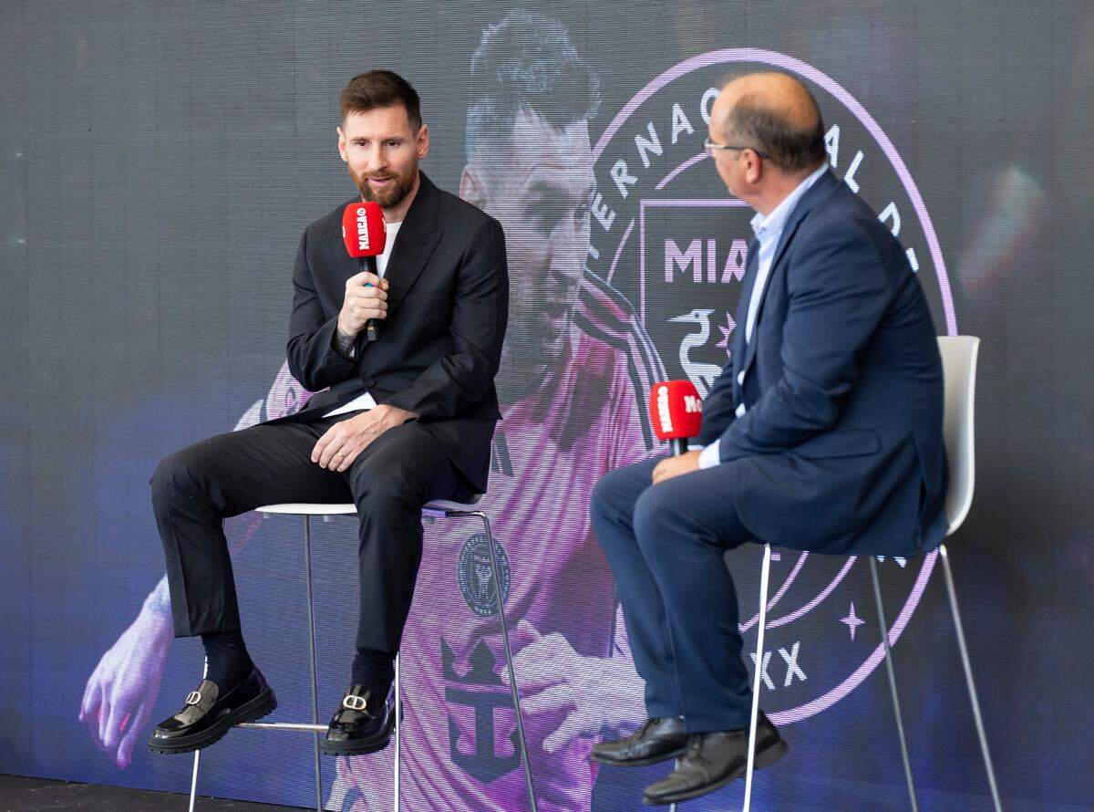 El delantero del Inter Miami Lionel Messi conversa con el director de Marca Juan Ignacio Gallardo, en un homenaje al astro argentino celebrado el 17 de octubre de 2024 en el Chase Stadium de Fort Lauderdale.