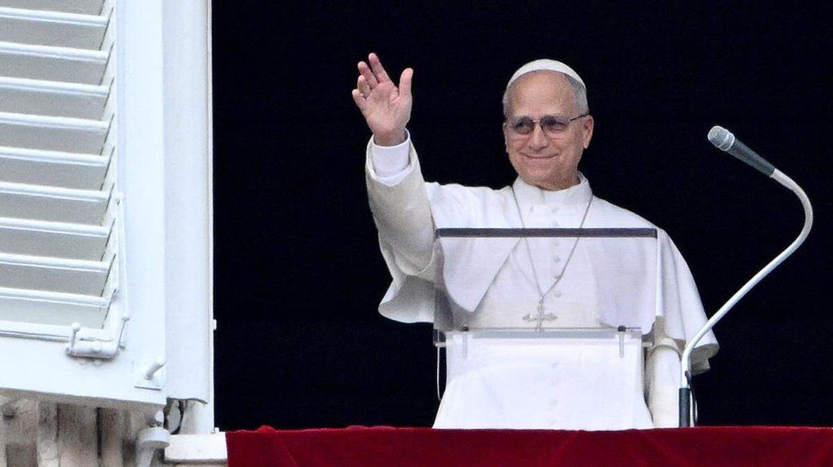 El Papa León XIV se dirige a la multitud desde la ventana del palacio apostólico con vista a la plaza de San Pedro durante su oración del Ángelus dominical en el Vaticano el 1 de marzo de 2026. El papa León XIV ha animado a emprender un “diálogo urgente” entre Pakistán y Afganistán para evitar una escalada bélica mayor entre ambos países.