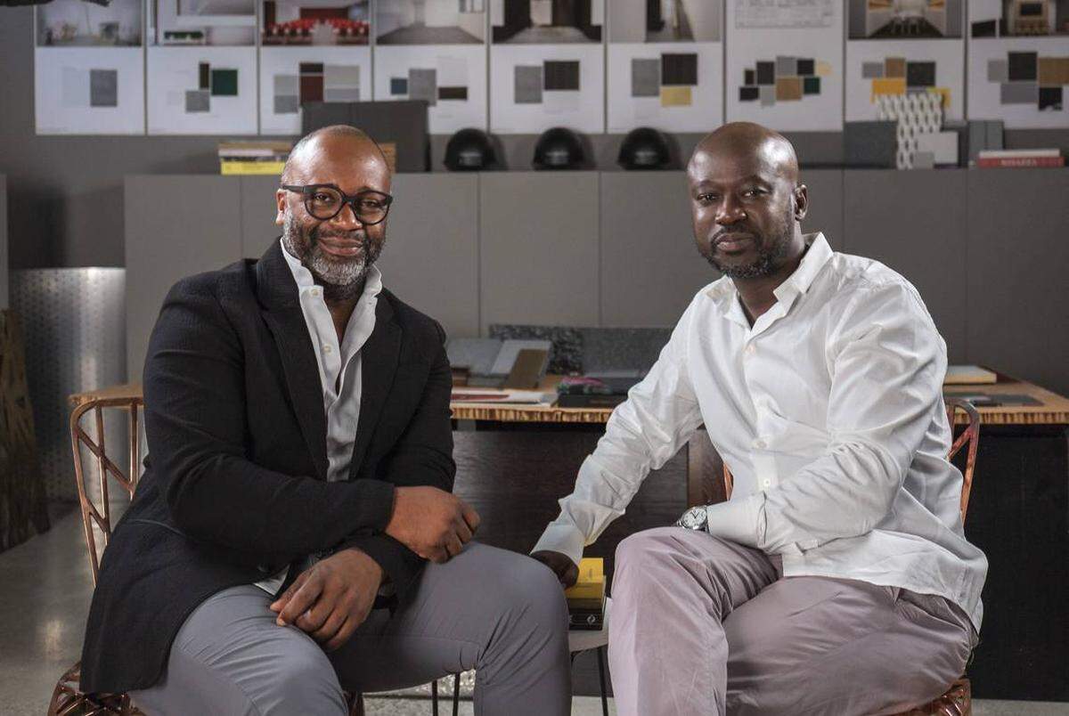 El artista Theaster Gates y el arquitecto Sir David Adjaye colaboran con el músico Bono para presentar la tercera subasta de RED a beneficio de VIH SIDA en el Miami Design District durante la semana de Art Basel 2018.