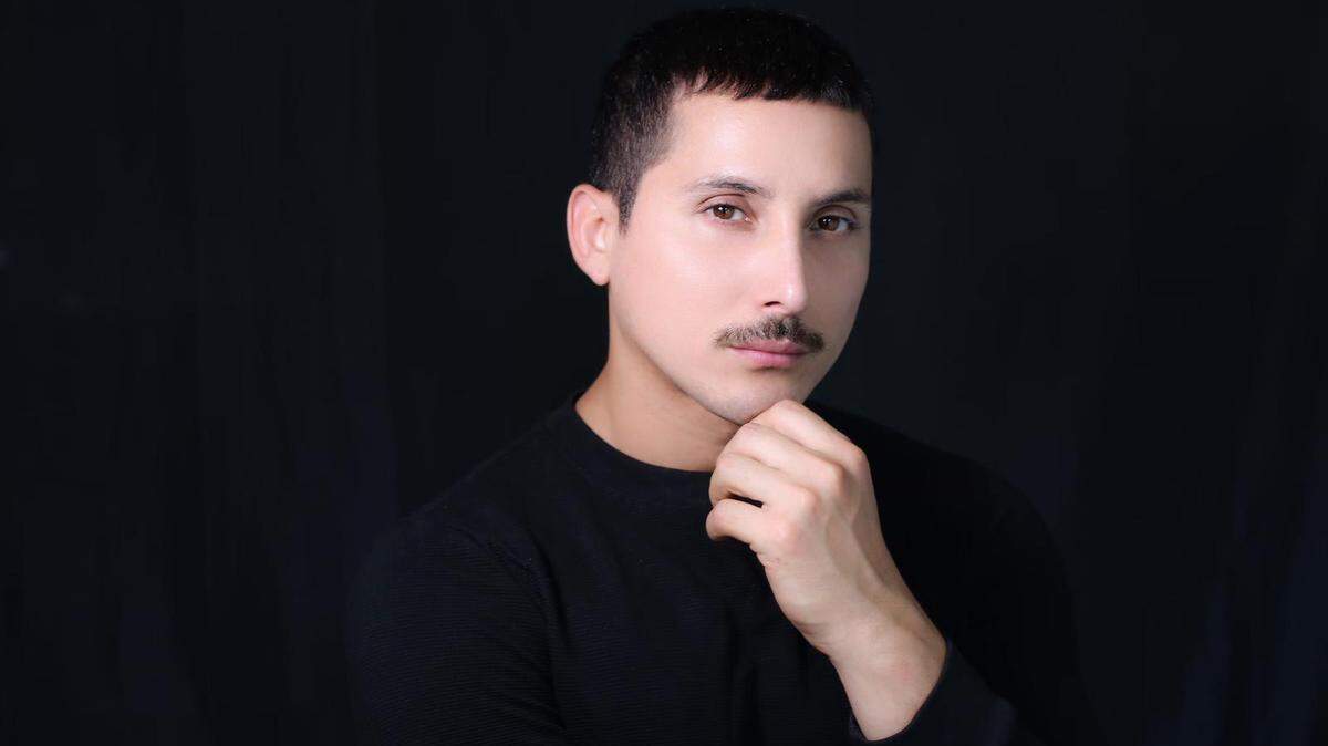 Adrián J. Matos interpreta al médico y benefactor venezolano José Gregorio Hernández en el drama ‘El santo patriota’.