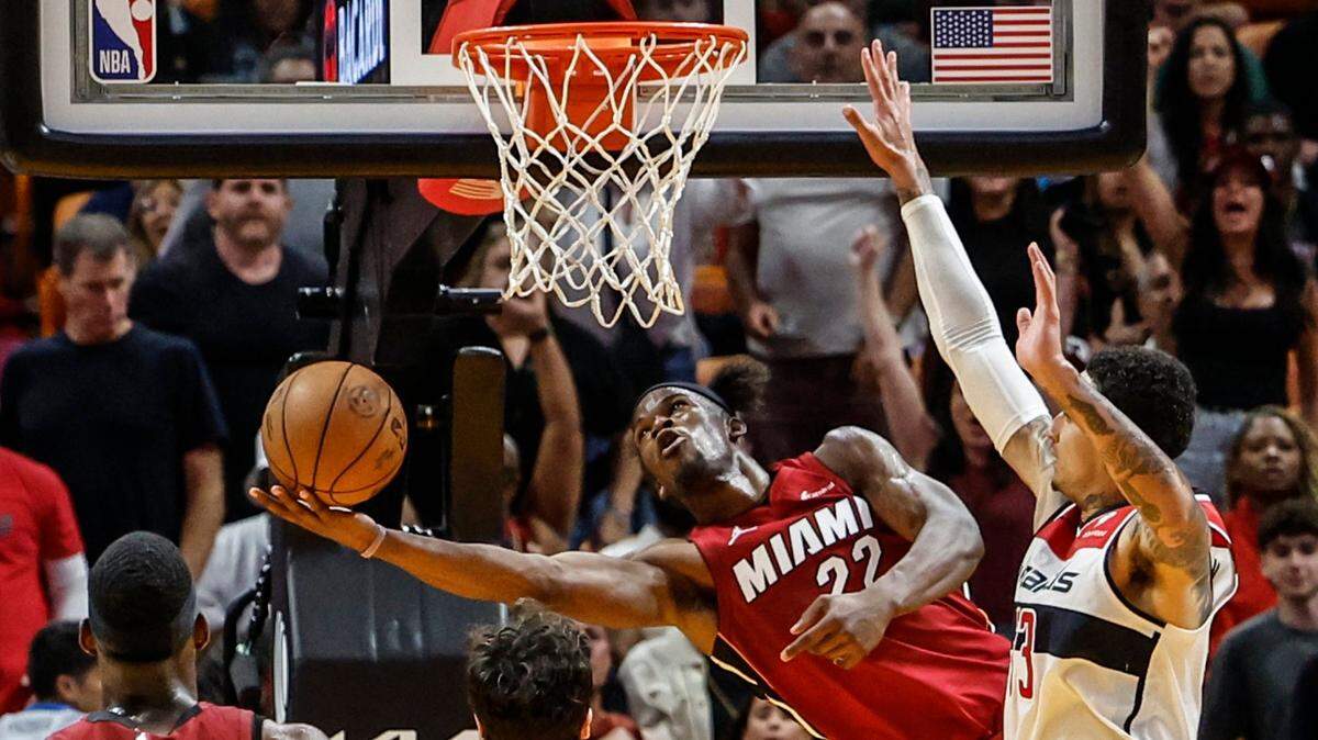 El jugador del Heat Jimmy Butler tira al aro en el partido ante las Wizards de Washington, celebrado el 10 de marzo de 2024 en Miami.