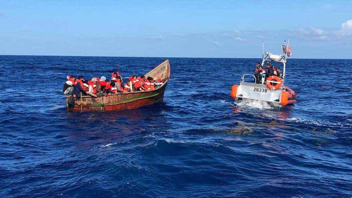 Foto de archivo que muestra a un grupo de migrantes en un bote siendo interceptado por las autoridades de Estados Unidos.