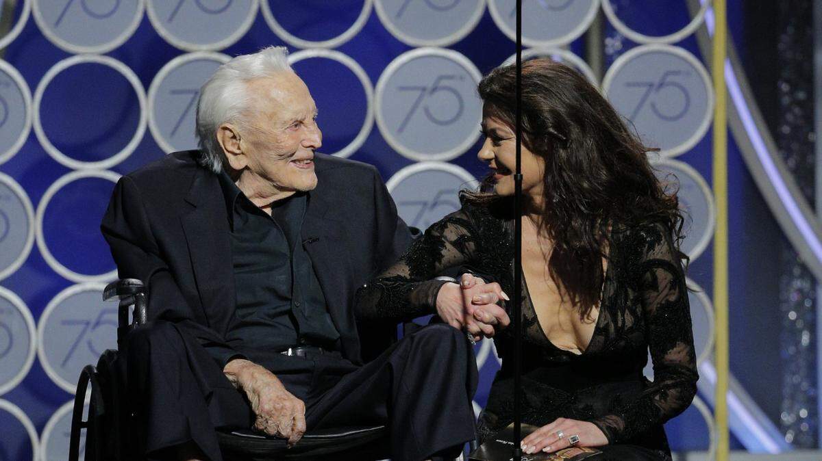 La leyenda del cine Kirk Douglas recibió un homenaje sorpresa en la 75 edición de los Globos de Oro el 7 de enero de 2018 en Los Ángeles. El actor de 101 años apareció en el escenario del hotel Beverly Hilton acompañado de su nuera Catherine Zeta-Jones, esposa de su hijo Michael.