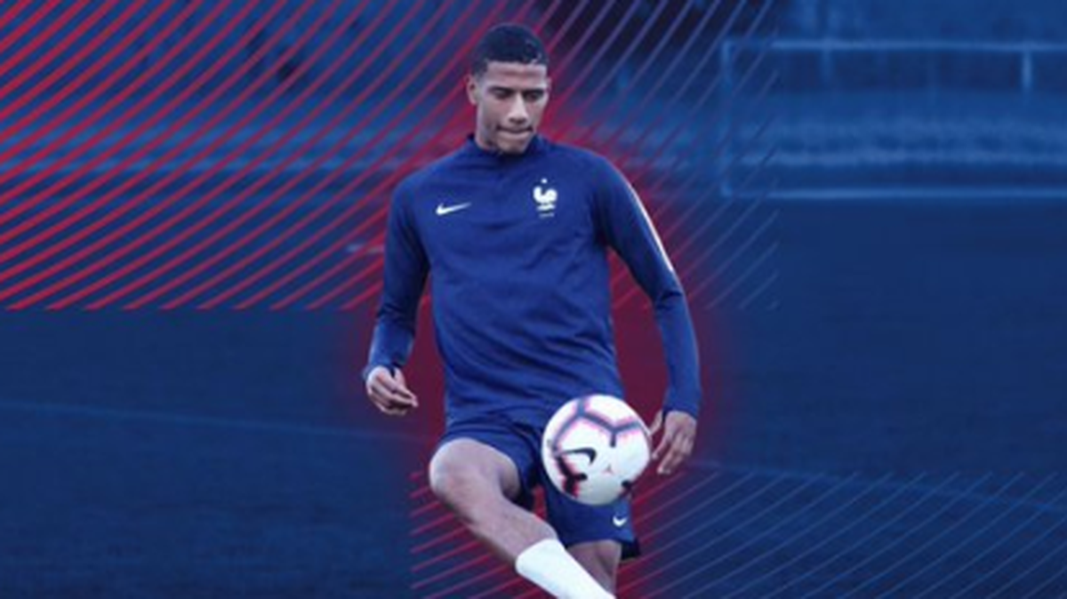 El equipo de fútbol Barcelona anunció el martes que alcanzó un acuerdo para contratar en julio al joven zaguero del Toulouse, Jean-Clair Todibo.