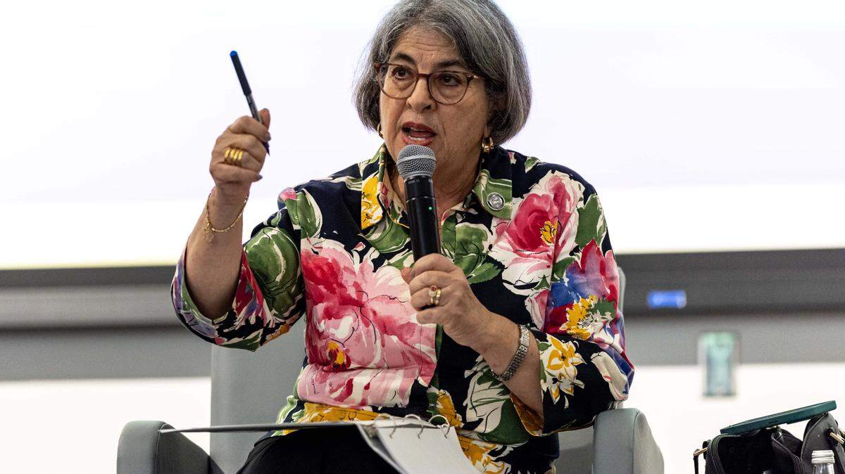 La alcaldesa Daniella Levine Cava habla con el público durante una reunión del ayuntamiento para presentar la propuesta de presupuesto para 2026 en el Auditorio Ava Parks McCabe dentro de la Biblioteca Principal de Miami-Dade el pasado 31 de julio.