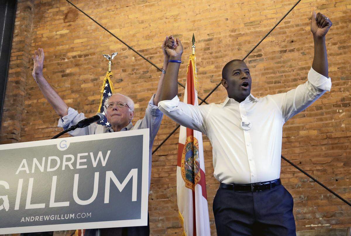 El senador federal Bernie Sanders (izq) y el candidato demócrata a la gobernación de Florida, Andrew Gillum, durante un acto de campaña el 17 de agosto del 2018 en Tampa.