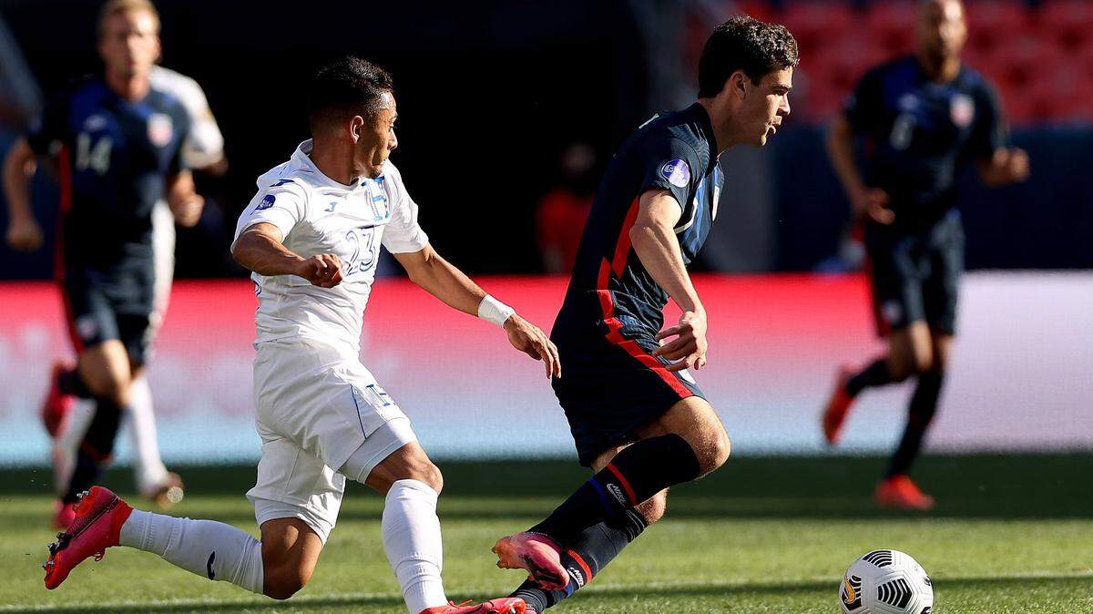 Gio Reyna # 7 de USA avanza el balón contra Diego Rodríguez # 23 de Honduras en la primera mitad durante el Juego 1 de las Semifinales de las Finales de la Liga de Naciones de CONCACAF en Empower Field At Mile High el 3 de junio 2021 en Denver, Colorado.