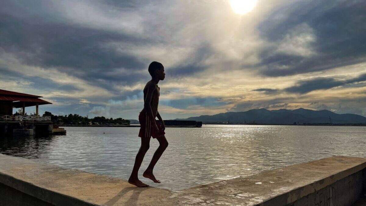 Un niño disfruta del día en la bahía de Santiago de Cuba, en Santiago de Cuba, el 24 de septiembre de 2023.