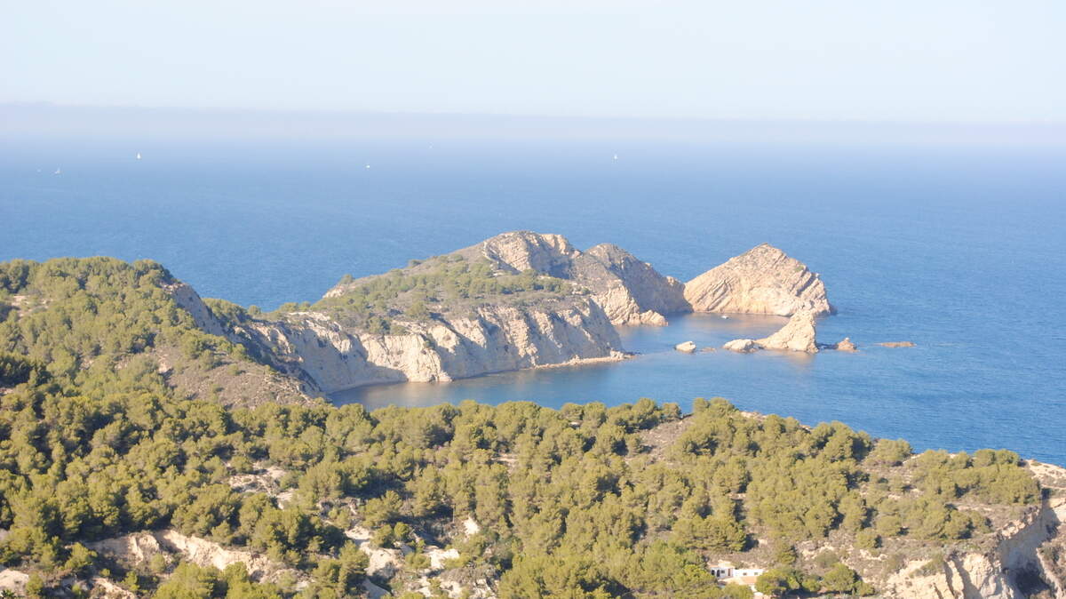 El Cap Prim, una sencilla ruta por uno de los lugares más espectaculares de la Marina Alta donde disfrutar de majestuosos acantilados, rodeados de las aguas cristalinas y matizadas del mar mediterráneo.