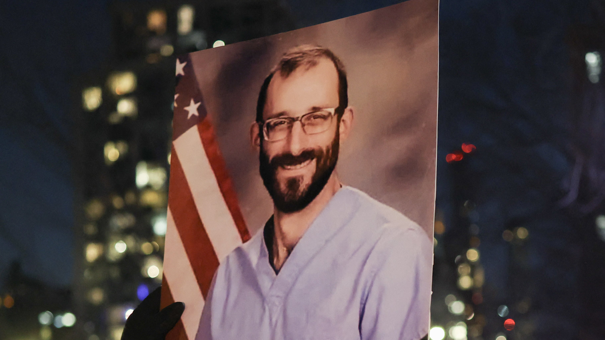 Un hombre sostiene un retrato de Alex Pretti, un enfermero de 37 años que fue abatido por agentes de inmigración en Minneapolis, durante una vigilia en su honor en el Veterans Affairs NY Harbor Healthcare System Manhattan Campus en Nueva York, el 29 de enero de 2026.