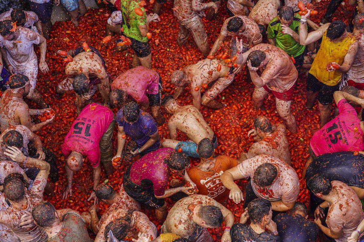 Juerguistas se tiran tomates unos a otros durante la fiesta anual "Tomatina", una pelea de tomates en el pueblo de Buñol, cerca de Valencia, España, el miércoles 31 de agosto de 2022.(Foto AP/Alberto Saiz)