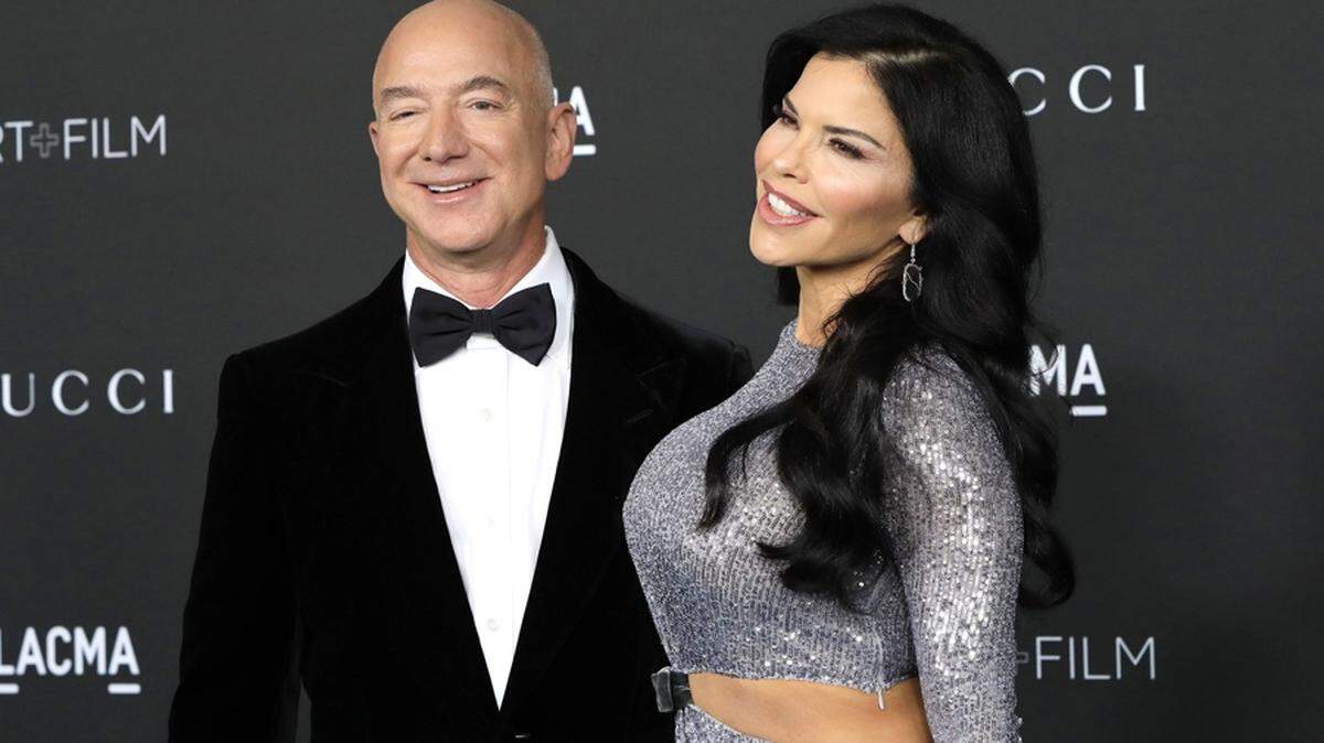 Fotografía de archivo del magnate estadounidense Jeff Bezos (i) y su prometida, la expresentadora de televisión Lauren Sánchez, en Los Angeles. EFE/Nina Prommer
