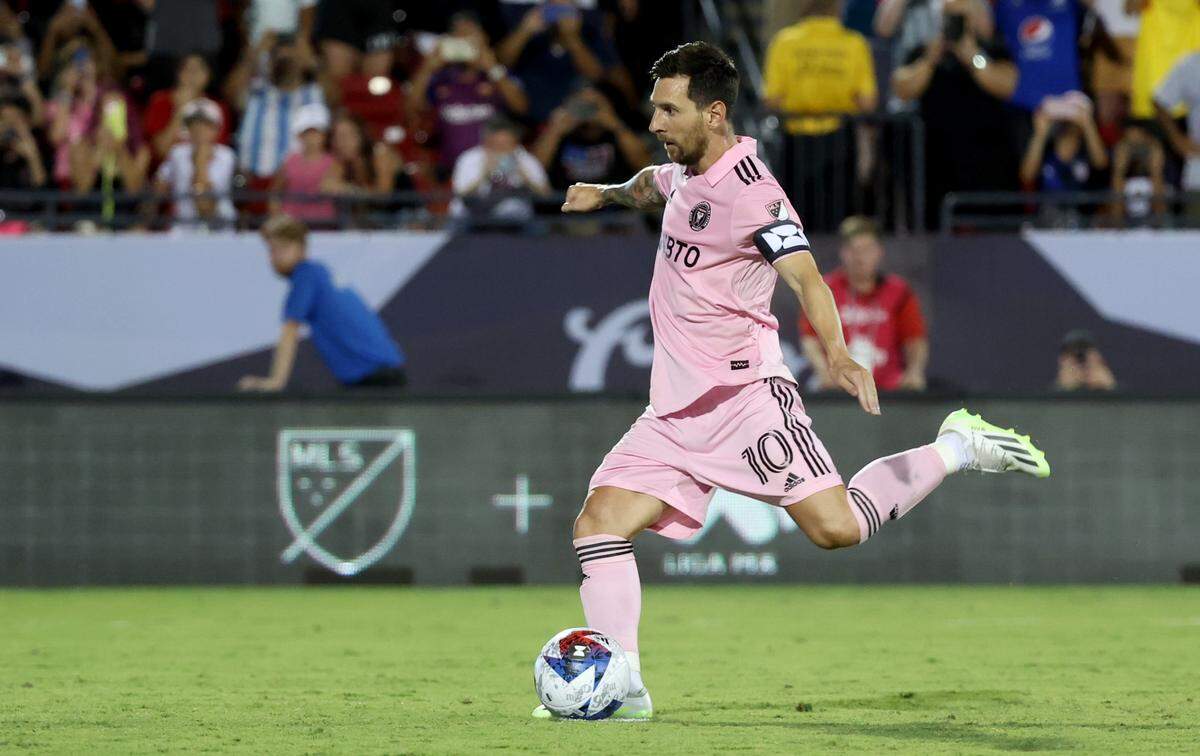 El delantero del Inter Miami Lionel Messi anota un gol de penalti en el partido contra FC Dallas en la Leagues Cup, celebrado el 6 de agosto de 2023 en el Toyota Stadium en Frisco, Texas.