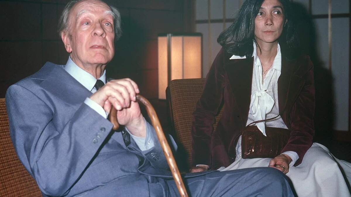 Fotografía de 1979 que muestra al escritor argentino Jorge Luis Borges y su esposa María Kodama en Japón.