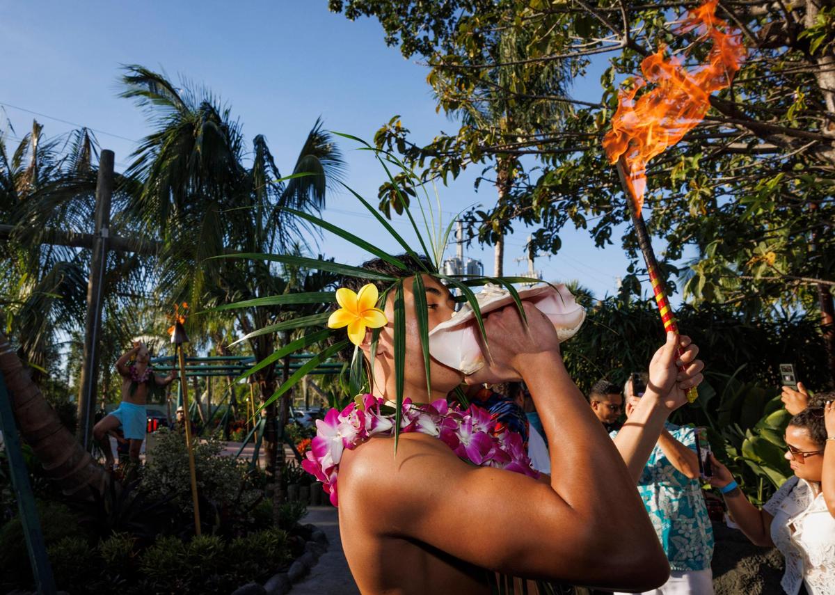 Los bailarines de Mai-Kai durante la ceremonia de ofrenda durante la reapertura de Mai-Kai el jueves 21 de noviembre de 2024 en el restaurante en Fort Lauderdale. El restaurante emplea a un director de artes culturales y entretenimiento para mantener el entretenimiento en línea con la cultura hawaiana y tahitiana.
