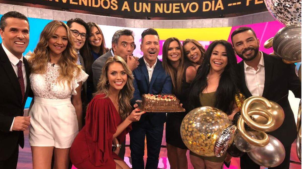 Jorge Bernal sostiene el pastel que le regaron sus colegas de “Un nuevo día” por los cinco años de “Suelta la sopa”. Desde la izquierda: Marco Antonio Regil, Verónica Bastos, Luis Alfonso Borrego, Ericka Csiszer, Héctor Sandarti, Jorge Bernal, Rashel Diaz, Janice Bencosme, Carolina Sandoval, Juan Manuel Cortés y Jessica Carrillo. Cortesía Telemundo