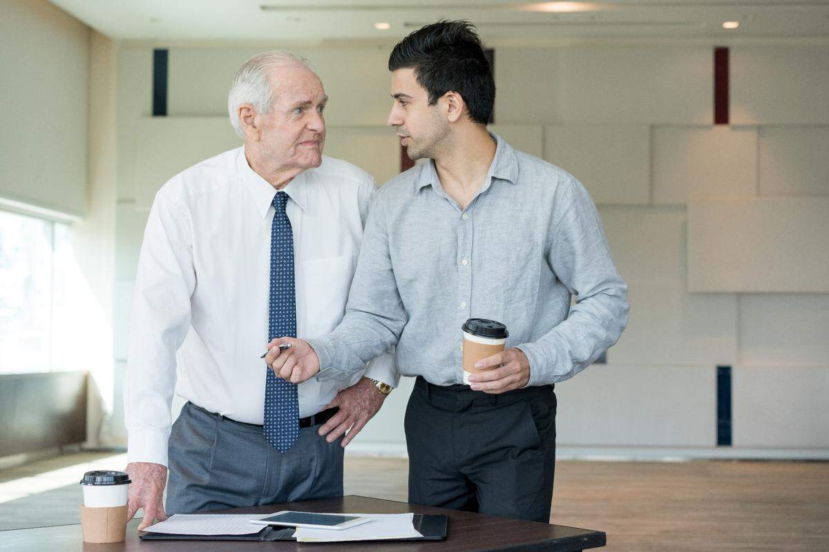 Los trabajadores mayores de 50 años tienen como ventajas la experiencia y la habilidad para resolver crisis, por lo que son buenos mentores y coaches.