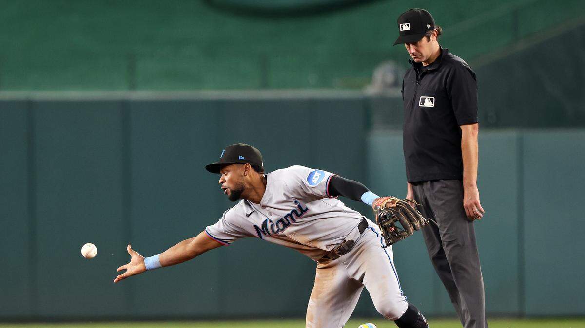 El torpedero de los Marlins de Miami Otto López pierde la pelota en una jugada en el quinto inning del partido ante los Nacionales, celebrado el 2 de septiembre de 2025 en Washington.