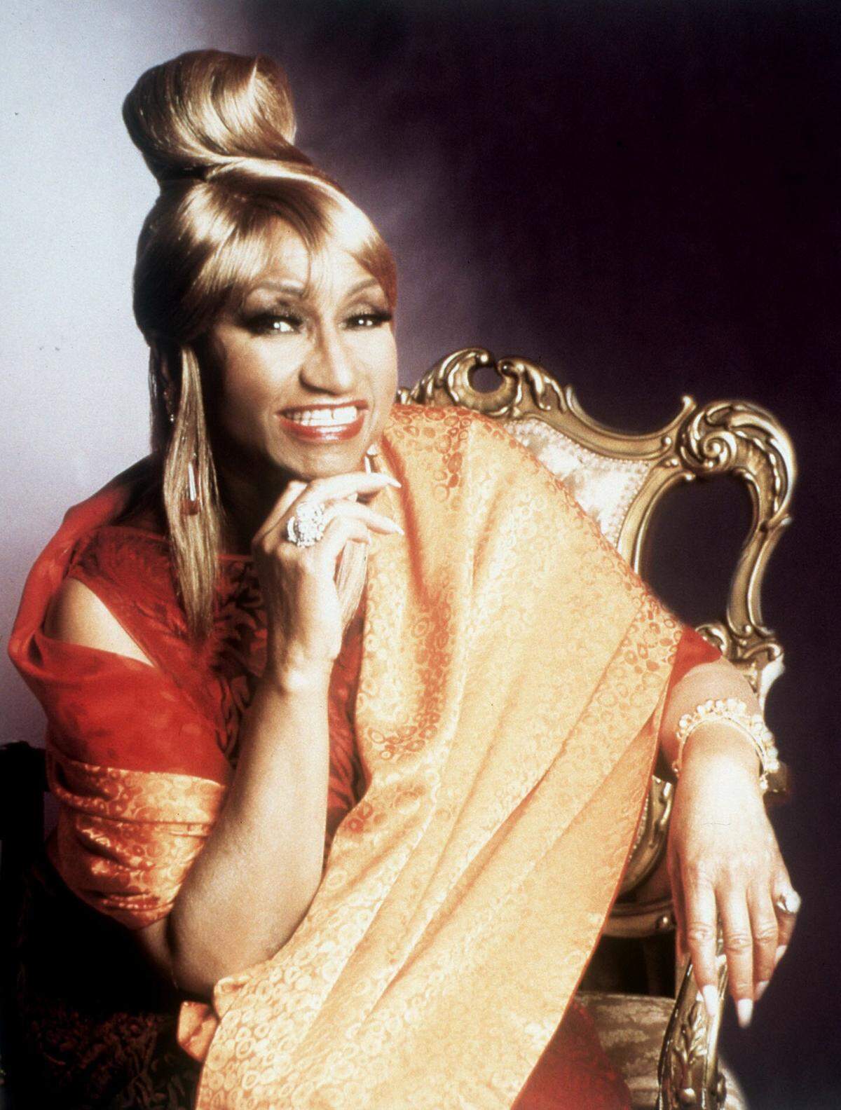 "Mi vida es Cantar", es el título del último disco de la cantante cubana Celia Cruz y el que también define el estilo de vida de la llamada "Reina de la Salsa", después de llevar más de medio siglo recorriendo los escenarios de todo el mundo. EFE/