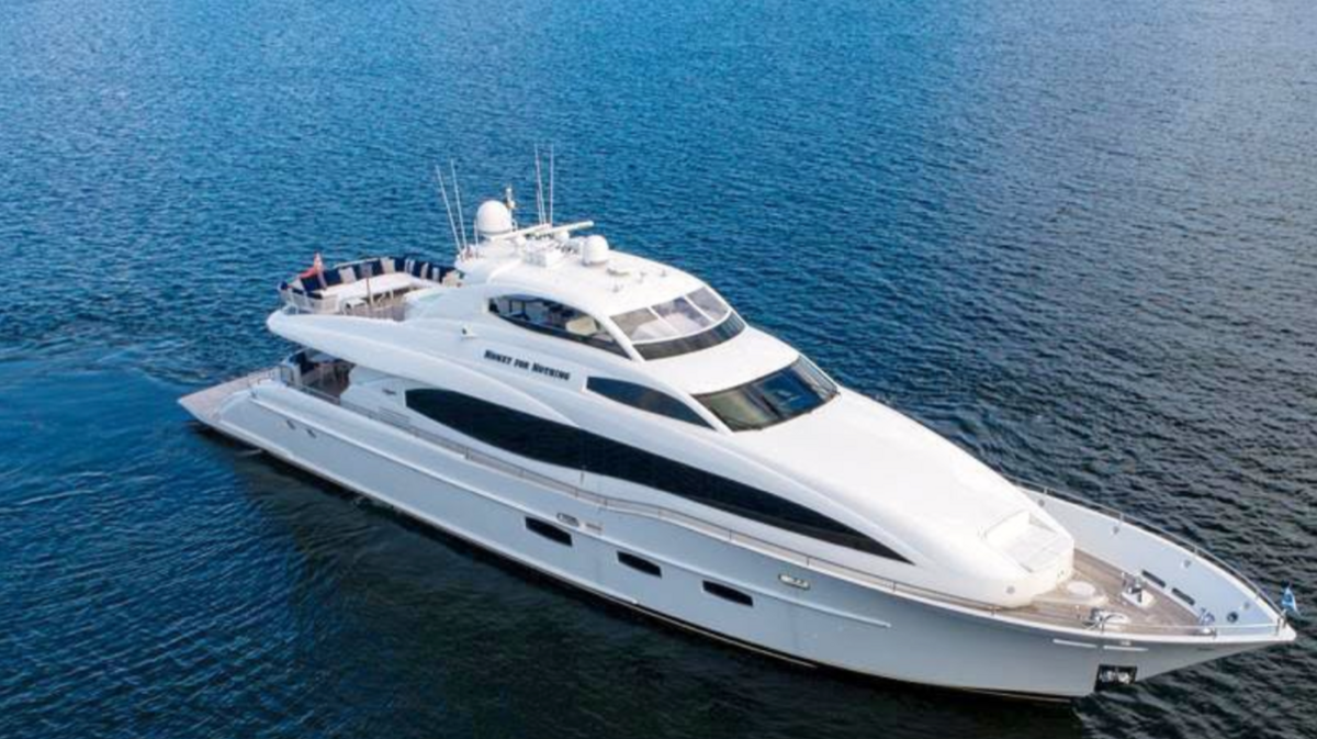 El megayate Lazzara 116” Flybridge rezuma opulencia y lujo sofisticado.