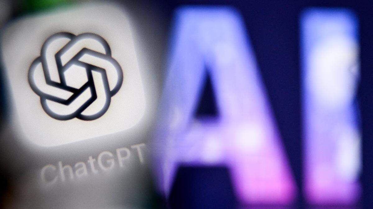 Una foto tomada el 1 de septiembre de 2025 muestra las letras IA de Inteligencia Artificial en la pantalla de una computadora portátil (derecha), junto al logotipo de la aplicación ChatGPT en la pantalla de un teléfono inteligente, en Fráncfort del Meno, al oeste de Alemania.
