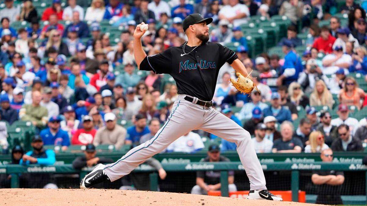 El pitcher abridor de los Miami Marlins, Matt Barnes (32), lanza la bola contra los Chicago Cubs durante la primera entrada en el Wrigley Field el sábado 6 de mayo de 2023.
