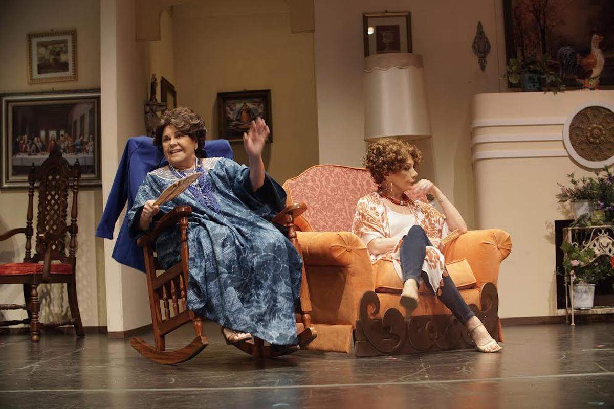 Vivian Ruiz (izq) y Martha Picanes en una escena de ‘¿Qué pasa USA? Today!’