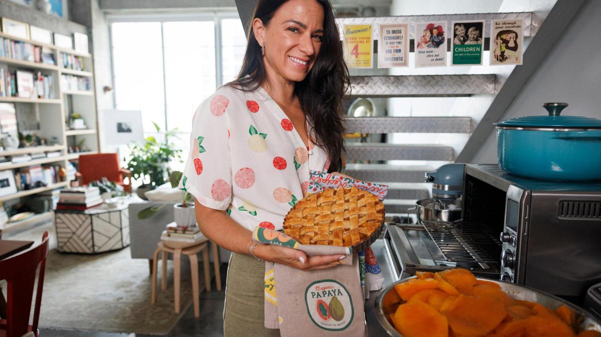 Natalia Martínez-Kalinina, cofundadora de una startup de Miami, posa con una de sus tartas de mango. Ha creado Sunny Slice Co., un negocio online que las vende a través de redes sociales. 