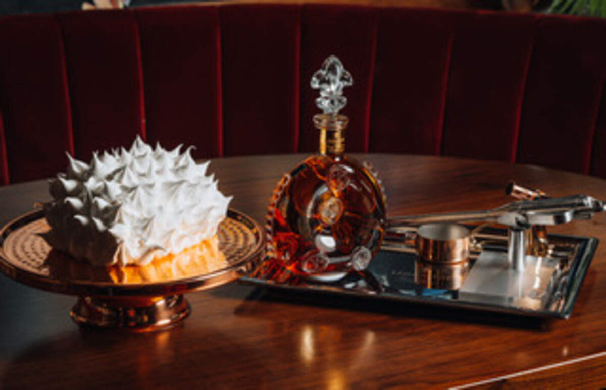 El postre Louis XIII Baked Alaska de Papi Steak es una delicia única en la vida que no tiene nada de un postre común.
