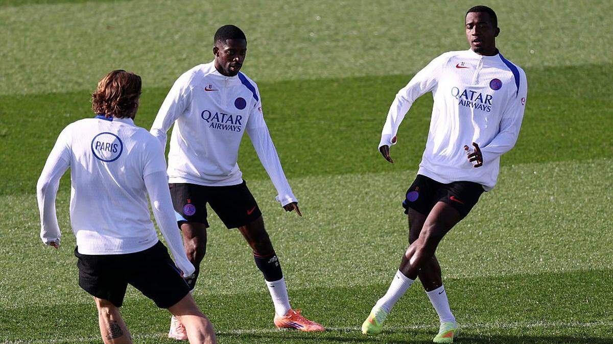 El astro del Paris Saint-Germain Ousmane Dembélé (centro) participa en un entrenamiento con el equipo, previo al partido de la Liga de Campeones contra el Bayern Munich, el lunes en París.
