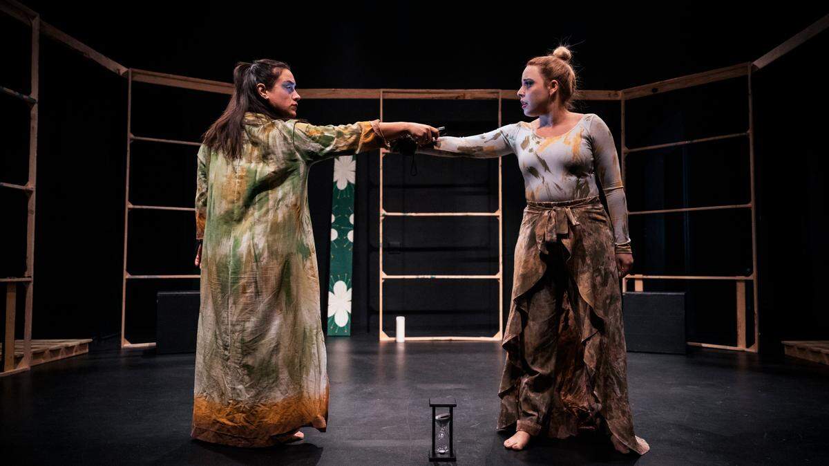 María Paula Cruz y Dairín Valdés (der) protagonizan ‘Bajamar’
