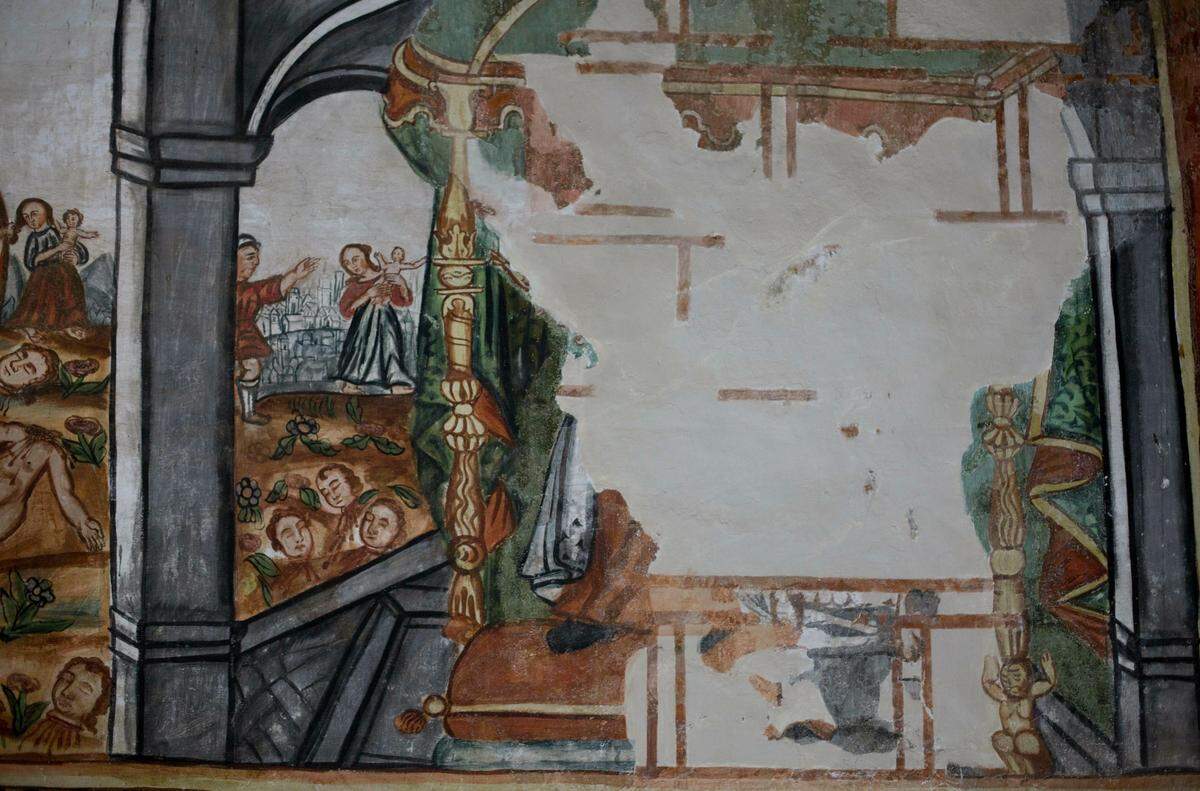 Un mural en el Herodes ordena la ejecución de todos los niños menores de dos años nacidos en Belén se ve dañado por las lluvias, la humedad y el paso del tiempo. En el mural pueden verse diferentes estilos, la iglesia es renacentista, las pinturas, manieristas, el altar barroco ha sido tallado en pan de oro. Todo pertenece al arte barroco mestizo, comenta el experto en retauración Ronald Teran Nava de La Paz architect Association.