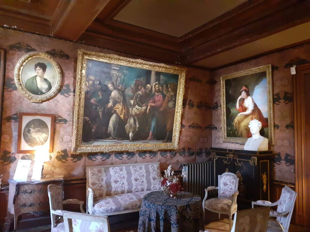 En la alcoba italiana del castillo un cuadro del Veronés.