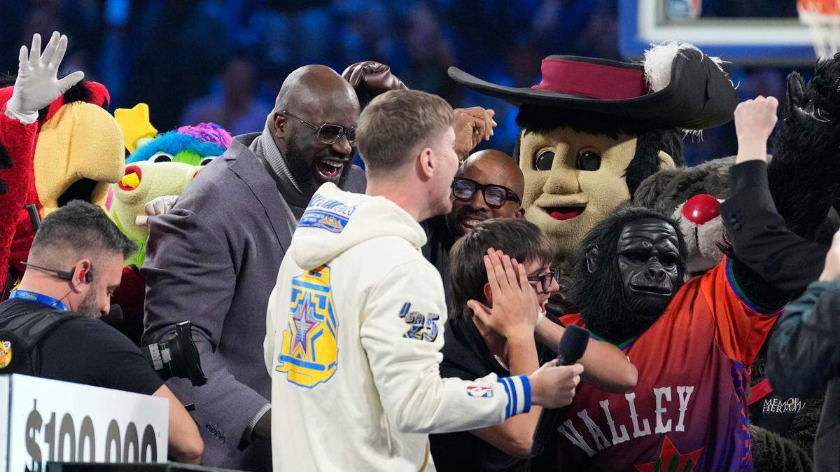 Un fanático de la NBA llamado Jaren (der.) ganó este domingo $100,000 en un concurso organizado por el youtuber MrBeast (centro), durante el Juego de las Estrellas celebrado el domingo 16 de febrero de 2025 en San Francisco.