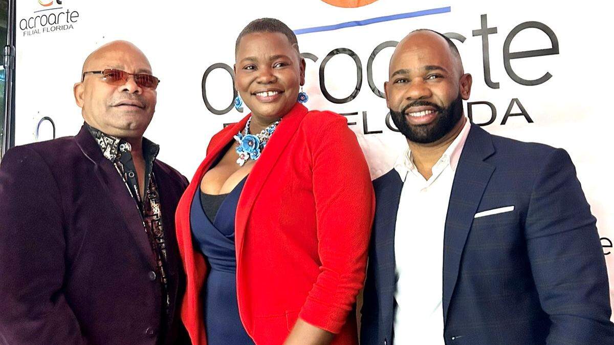 Jhonny Romero, vicepresidente, Ana Ortega, Secretaria de Asuntos Sociales y Comunitarios de la asociación floridana-dominicana y José Rosario, presidente de ACROARTE.