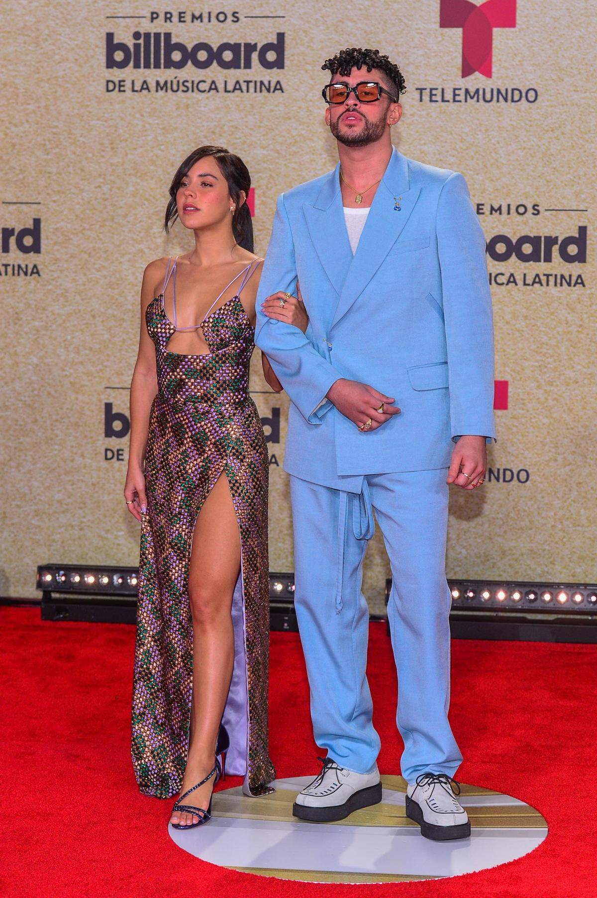 Bad Bunny y su novia Gabriela Berlingeri en la alfombra roja de los Premios Billboard de la Música Latina en el Watsco Center en Miami, Florida. Imagen de archivo del 23 de septiembre de 2021.