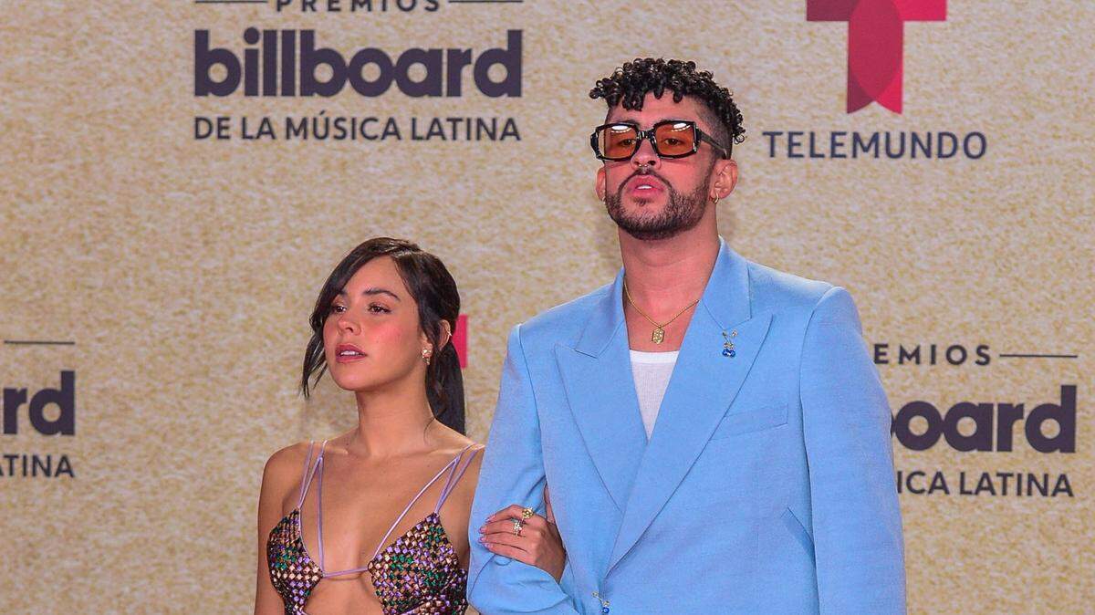 Bad Bunny y su novia Gabriela Berlingeri en la alfombra roja de los Premios Billboard de la Música Latina en el Watsco Center en Miami, Florida. Imagen de archivo del 23 de septiembre de 2021.