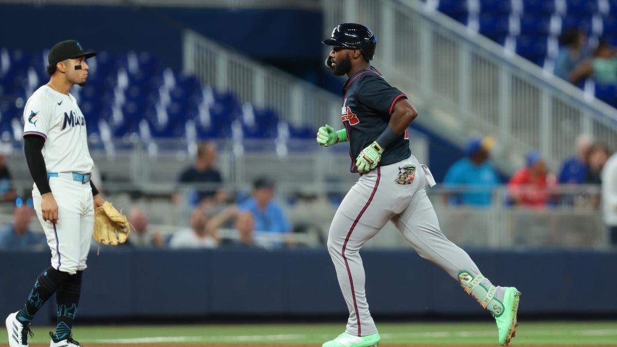 El jardinero de los Bravos de Atlanta Michael Harris II recorre las bases tras pegar un jonrón de dos carreras en el sexto inning del partido ante los Marlins, celebrado el 27 de agosto de 2025 en Miami.
