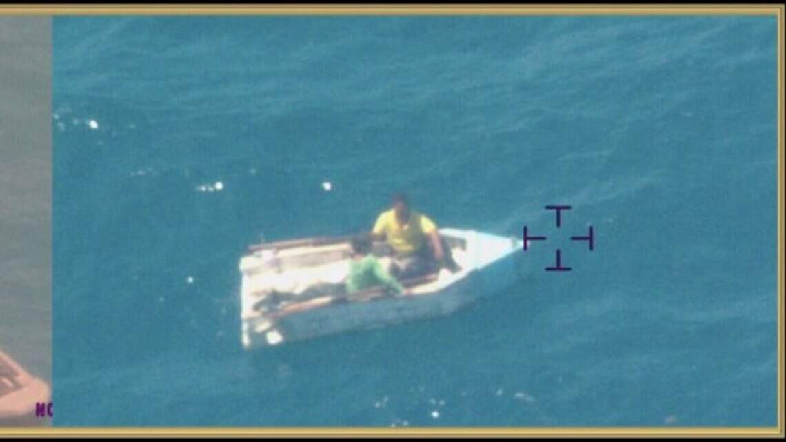 Rescatan a balseros cubanos antes de llegar a los Cayos en una rústica embarcación
