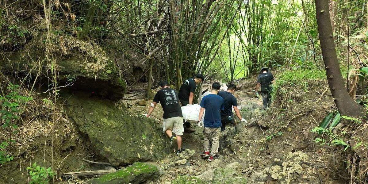 El equipo usa una camilla para sacar parte del fósil de ballena fuera del bosque. Foto de la Universidad Nacional Cheng Kung